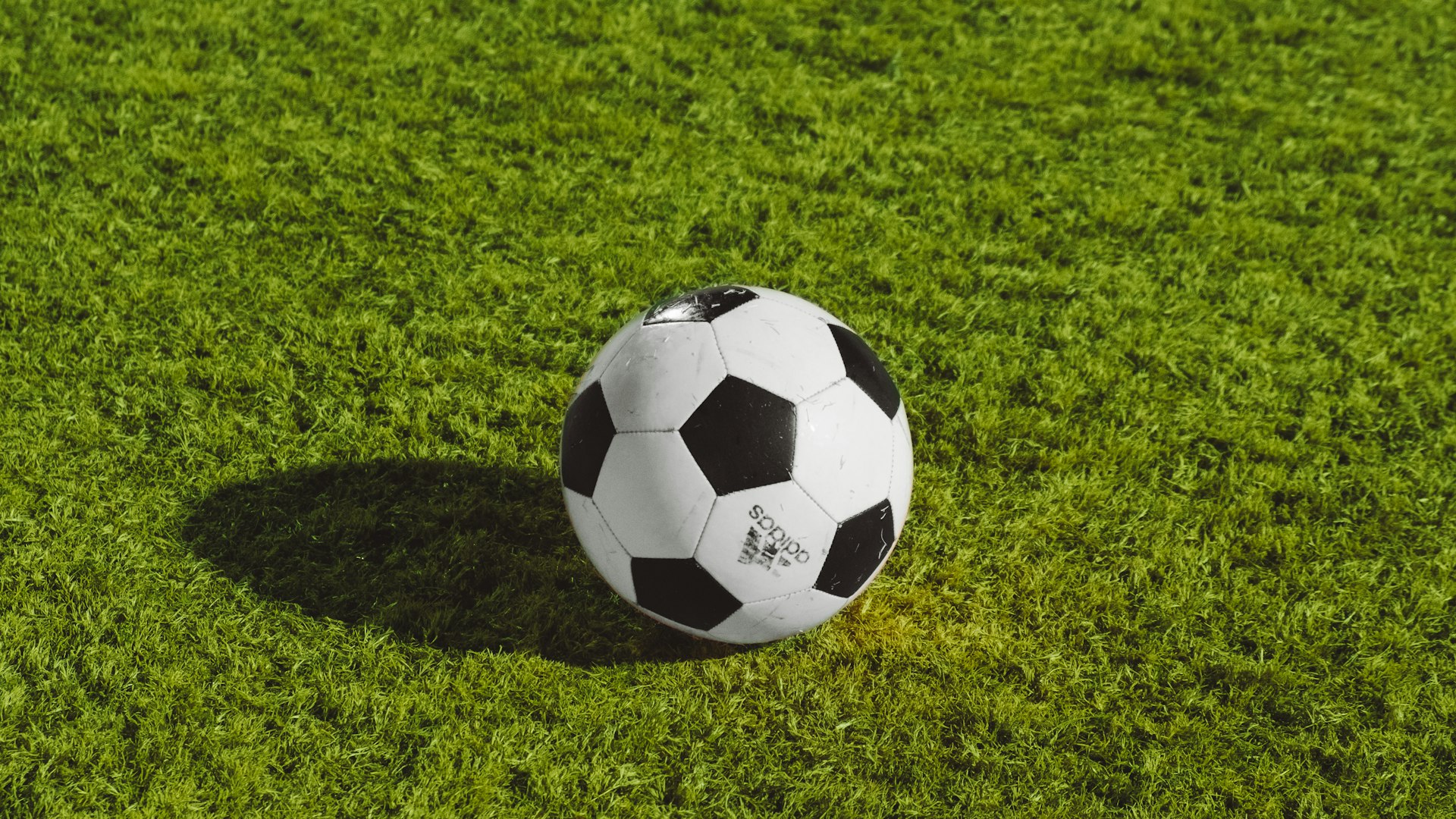 足球数据网横幅背景 - 绿茵场上足球比赛激烈进行，观众席座无虚席